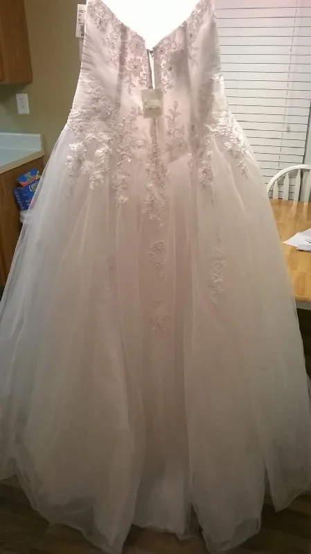 David's Bridal StraplessnTulle Ball Gown WG3316